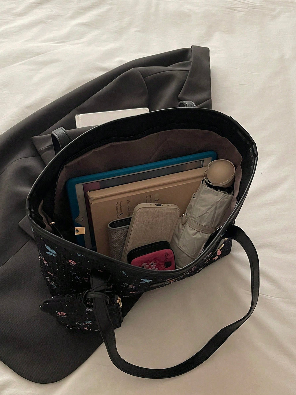 2pcs/Set Large Capacity Tote Bag, (Random Fabric Pattern), With Dual Handles, Suitable For Commuting, Work Or School. This Spacious And Lightweight Tote Bag Combines Classic Casual And Business Casual Styles. Ideal For Young Women, College Students And Professionals, Easily Adaptable To Work Environments, Back-To-School Season, High School/College Life And Vacation Travel. Fashionable Zipper Tote Bag.