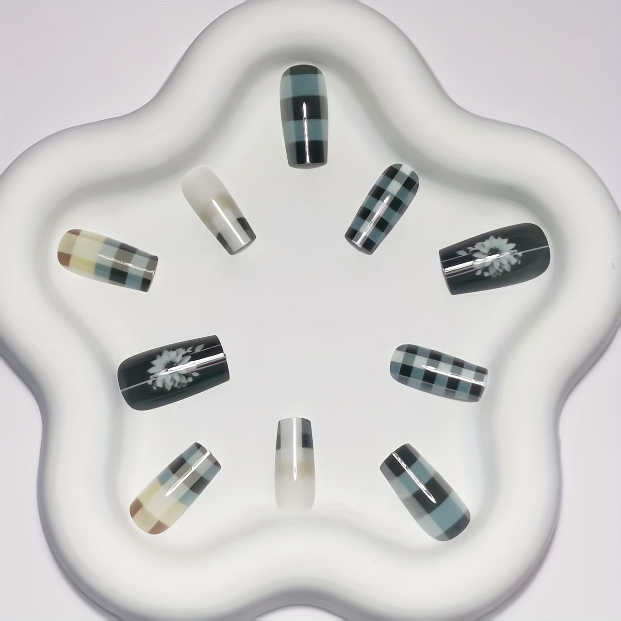 Medium-length 24pcs detachable floral grid trendy fake nail set
